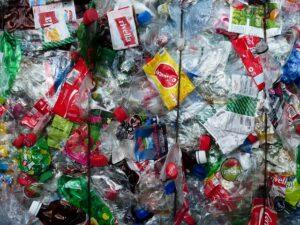 alternativa all’acqua in bottiglia di plastica inquinamento